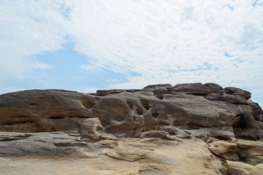 Taş manzara, bulut ve mavi gökyüzü. Sam Phan Boke, Ubon Ratchathani Tayland