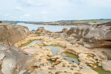 Taş manzara, bulut ve mavi gökyüzü. Sam Phan Boke, Ubon Ratchathani Tayland