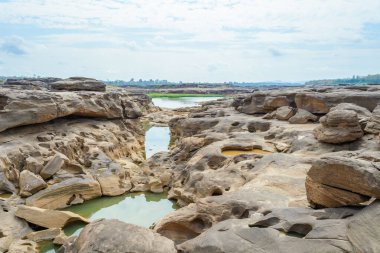 Taş manzara, bulut ve mavi gökyüzü. Sam Phan Boke, Ubon Ratchathani Tayland