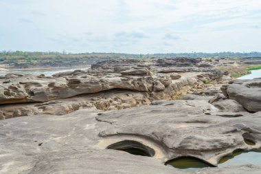 Taş manzara, bulut ve mavi gökyüzü. Sam Phan Boke, Ubon Ratchathani Tayland