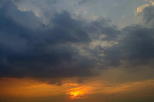 Nuvens Pôr Sol Vasto Céu Azul Fundo — Fotografia de Stock
