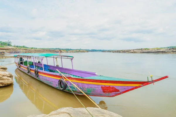ファン ブックUbon Ratchathani Thailandのロングテールボート — ストック写真