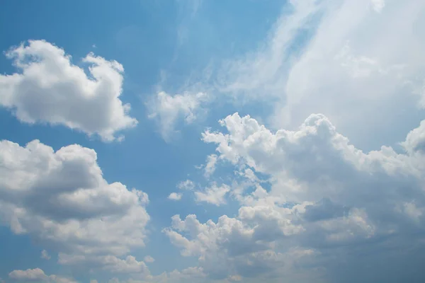 Σύννεφα Λευκά Μαλακά Στον Απέραντο Γαλάζιο Ουρανό — Φωτογραφία Αρχείου