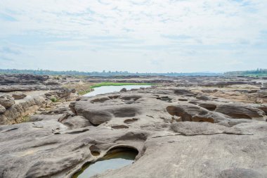 Taş manzara, bulut ve mavi gökyüzü. Sam Phan Boke, Ubon Ratchathani Tayland