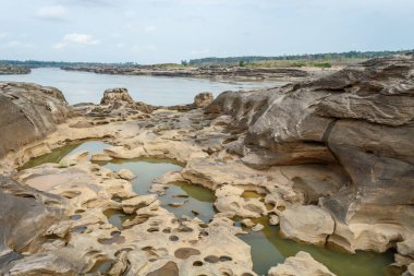 Taş manzara, bulut ve mavi gökyüzü. Sam Phan Boke, Ubon Ratchathani Tayland