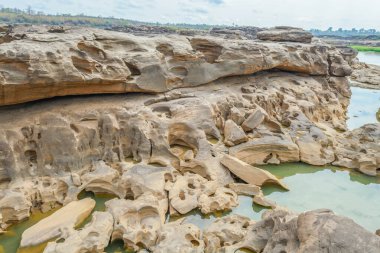 Taş manzara, bulut ve mavi gökyüzü. Sam Phan Boke, Ubon Ratchathani Tayland