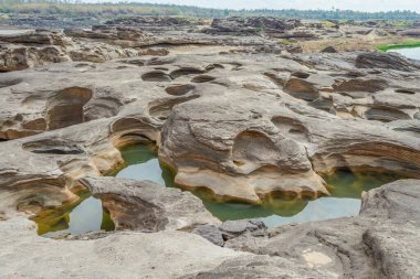 Taş manzara, bulut ve mavi gökyüzü. Sam Phan Boke, Ubon Ratchathani Tayland