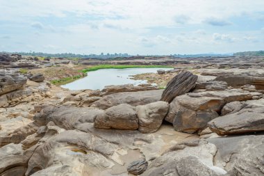 Taş manzara, bulut ve mavi gökyüzü. Sam Phan Boke, Ubon Ratchathani Tayland
