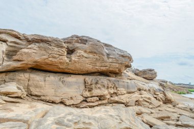 Taş manzara, bulut ve mavi gökyüzü. Sam Phan Boke, Ubon Ratchathani Tayland