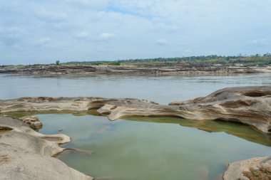 Taş manzara, bulut ve mavi gökyüzü. Sam Phan Boke, Ubon Ratchathani Tayland