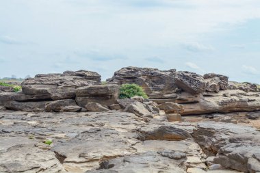 Taş manzara, bulut ve mavi gökyüzü. Sam Phan Boke, Ubon Ratchathani Tayland