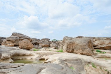Taş manzara, bulut ve mavi gökyüzü. Sam Phan Boke, Ubon Ratchathani Tayland