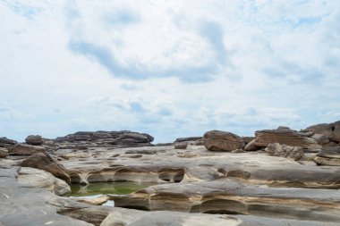 Taş manzara, bulut ve mavi gökyüzü. Sam Phan Boke, Ubon Ratchathani Tayland