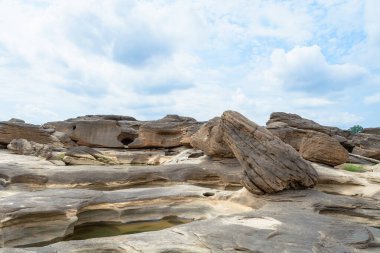 Taş manzara, bulut ve mavi gökyüzü. Sam Phan Boke, Ubon Ratchathani Tayland