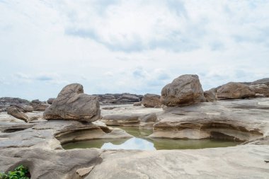 Taş manzara, bulut ve mavi gökyüzü. Sam Phan Boke, Ubon Ratchathani Tayland