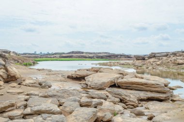 Taş manzara, bulut ve mavi gökyüzü. Sam Phan Boke, Ubon Ratchathani Tayland