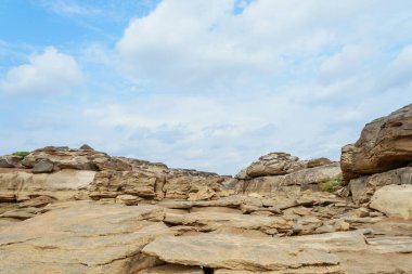 Taş manzara, bulut ve mavi gökyüzü. Sam Phan Boke, Ubon Ratchathani Tayland