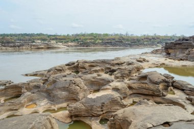 Taş manzara, bulut ve mavi gökyüzü. Sam Phan Boke, Ubon Ratchathani Tayland