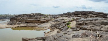 Taş manzara, bulut ve mavi gökyüzü. Sam Phan Boke, Ubon Ratchathani Tayland