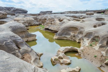 Taş manzara, bulut ve mavi gökyüzü. Sam Phan Boke, Ubon Ratchathani Tayland