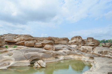 Taş manzara, bulut ve mavi gökyüzü. Sam Phan Boke, Ubon Ratchathani Tayland