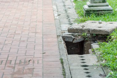 Kanalizasyon yolu yol boyunca açıldı..