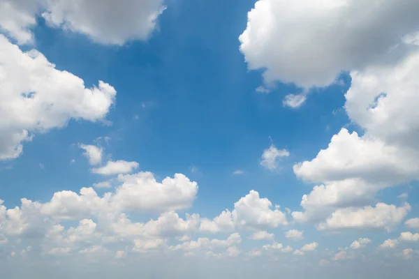 Nuvens Brancas Macias Vasto Céu Azul — Fotografia de Stock