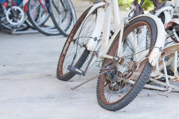駐車場で壊れた自転車 — ストック写真