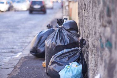Şehirdeki çöp bidonları