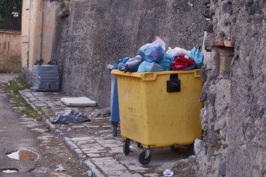 Şehirdeki çöp bidonları