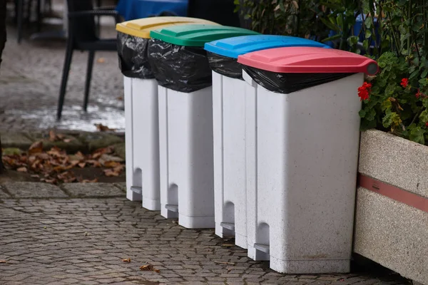 Şehirdeki çöp bidonları