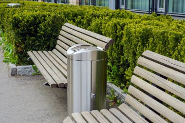 Şehirdeki çöp bidonları