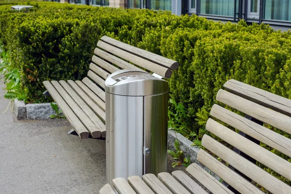 Şehirdeki çöp bidonları