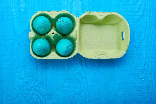 Ahşap arka plan üzerinde çikolata yumurta