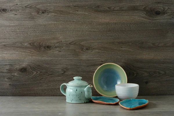 ahşap arka plan üzerinde seramik el yapımı yemekleri