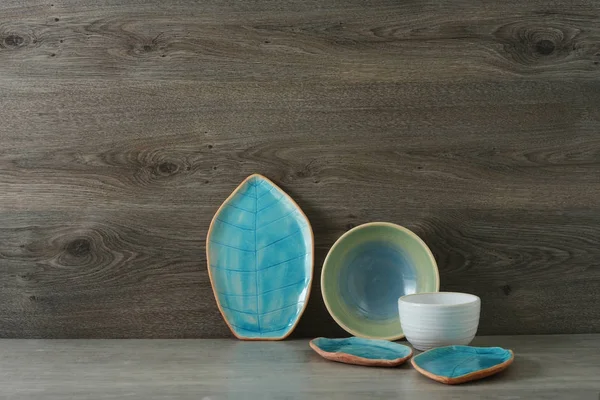 ahşap arka plan üzerinde seramik el yapımı yemekleri