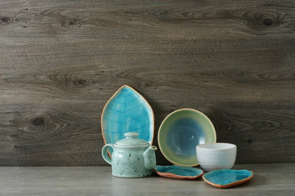 ahşap arka plan üzerinde seramik el yapımı yemekleri