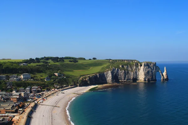 Klippor och stranden Étretat, Frankrike — Stockfoto