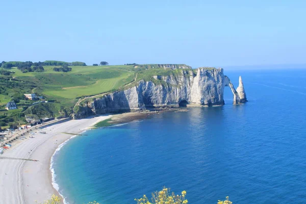 Pláže a útesy Etretat, turistické a zemědělství Normane francouzského města — Stock fotografie