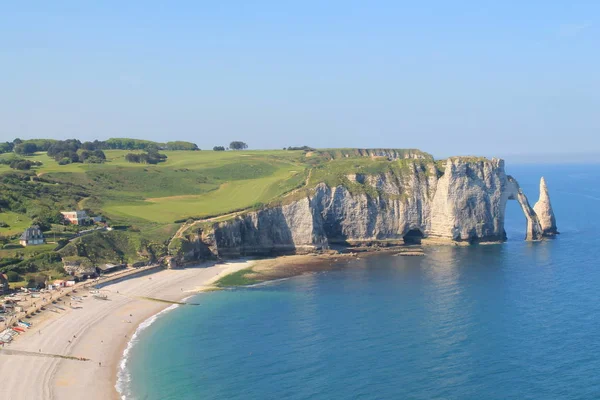 Playa y acantilados de Etretat, un turista y agricultor norman ciudad francesa — Foto de Stock