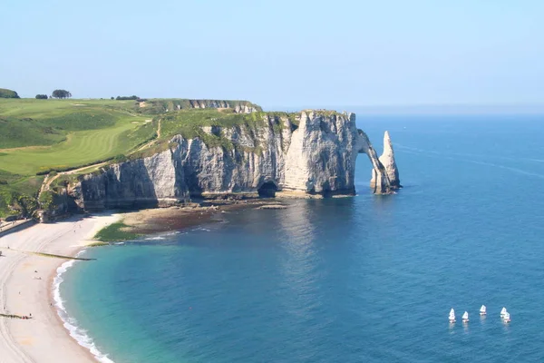 Stranden och klipporna i Étretat, turist och en odling norman franska stad — Stockfoto