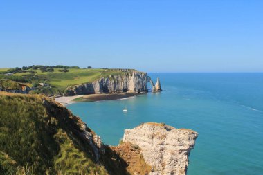 Plaj ve kayalıklarla Etretat Fransa