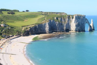 Plaj ve kayalıklarla Etretat, turizm ve tarım norman Fransız şehir