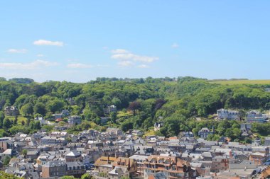 Plaj ve kayalıklarla Etretat, turizm ve tarım norman Fransız şehir