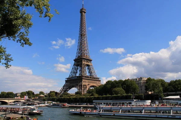 La Torre Eiffel de París, capital y la ciudad más poblada de Francia —  Fotos de Stock