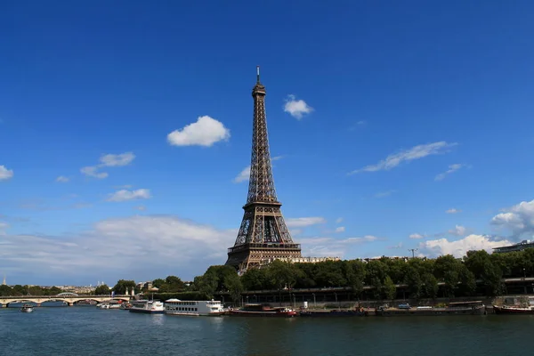 La Torre Eiffel de París, capital y la ciudad más poblada de Francia —  Fotos de Stock