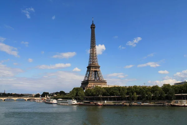 在资本和法国的人口最多的城市，巴黎埃菲尔铁塔 — 图库照片