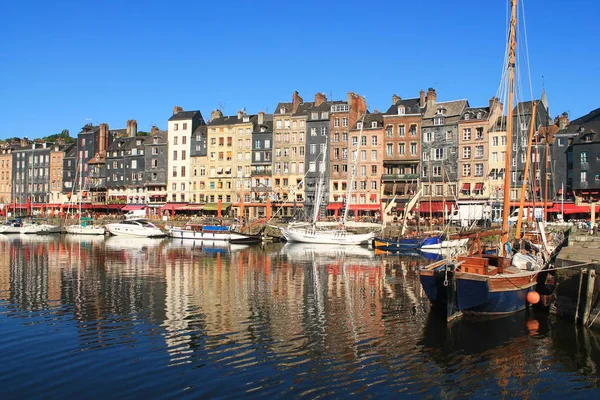 Gamla hamnen i Honfleur, franska Norman staden — Stockfoto