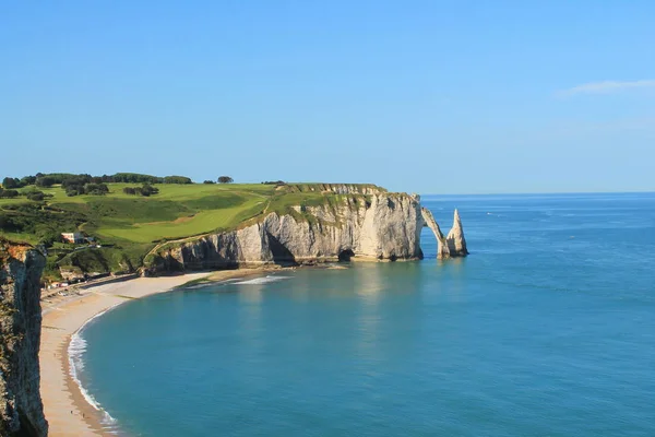 Playa y acantilados de Etretat en Francia — Foto de Stock