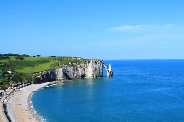 Beach ans cliffs of Etretat in France — Stock Photo, Image